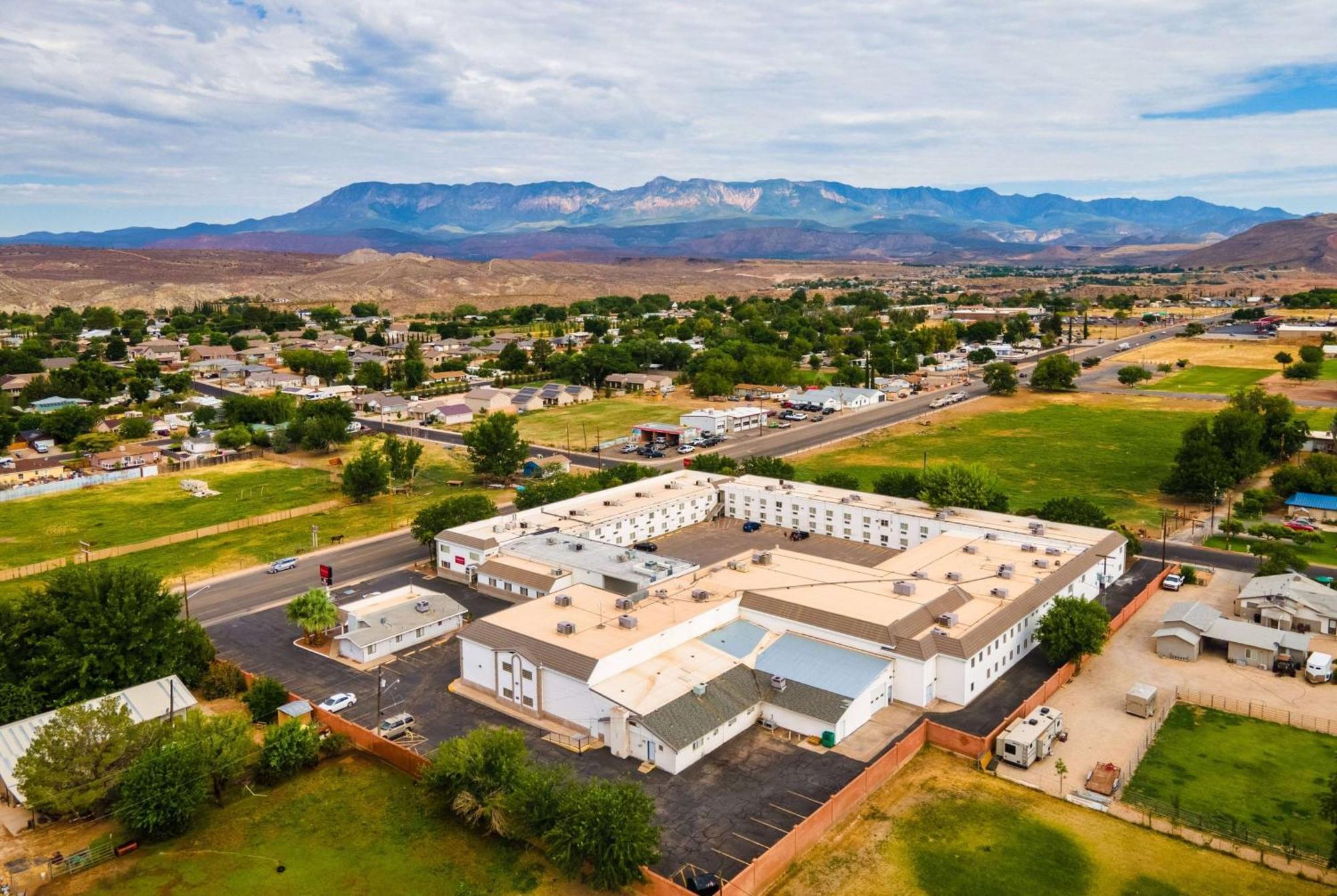 Ramada By Wyndham La Verkin Zion National Park Exterior photo